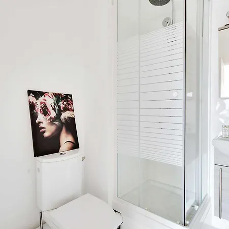 Charming - 2p - Near Convention