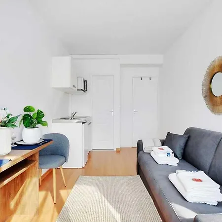 Charming - 2p - Near Convention