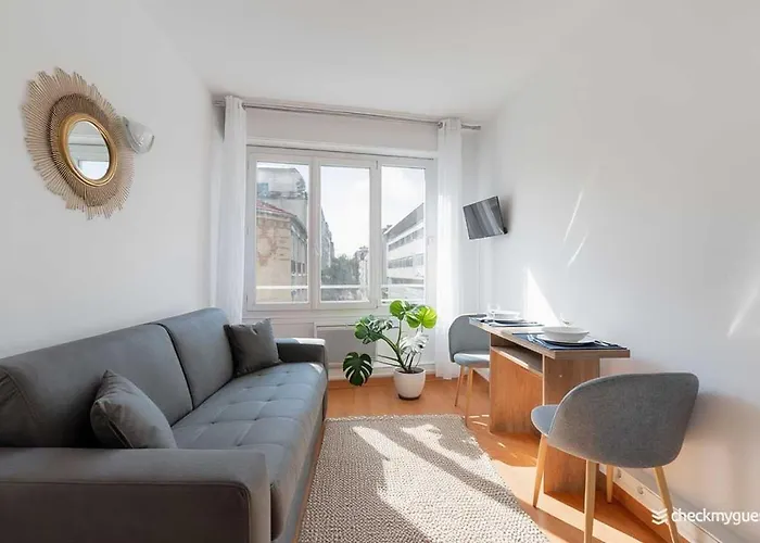 Charming - 2p - Near Convention *