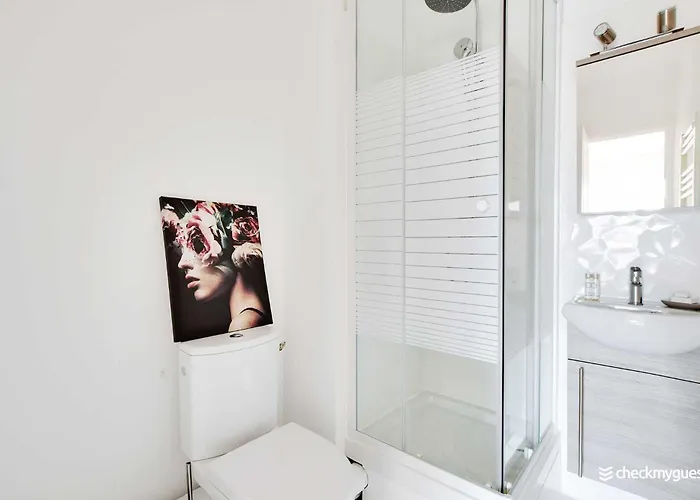 Charming - 2p - Near Convention